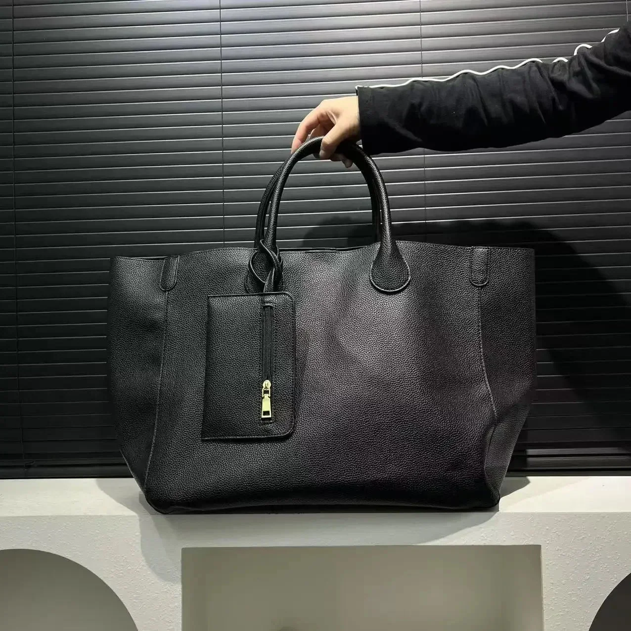 ニア ソフトジップトートの着用イメージ（画像3）