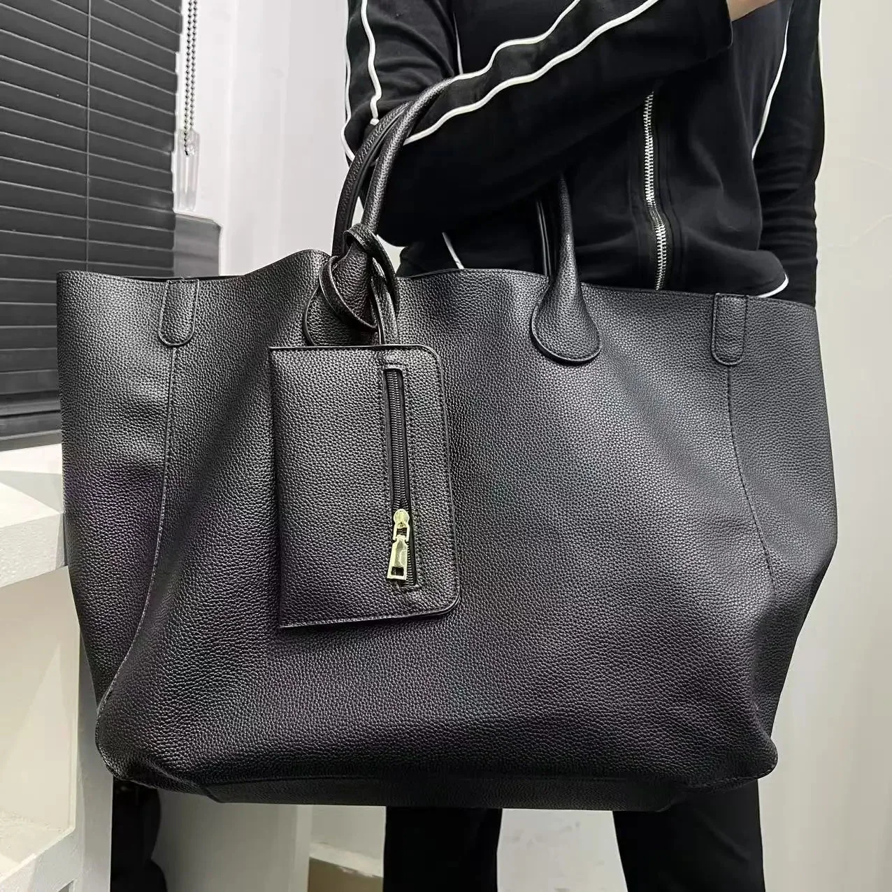 ニア ソフトジップトートのカラーバリエーション（画像6）