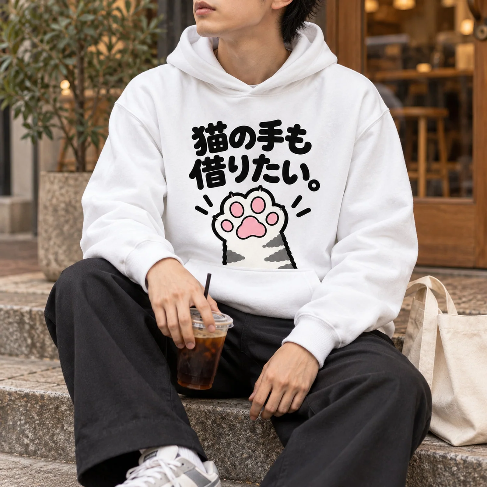 「猫の手も借りたい。」肉球パーカー ホワイト メンズ着用イメージ