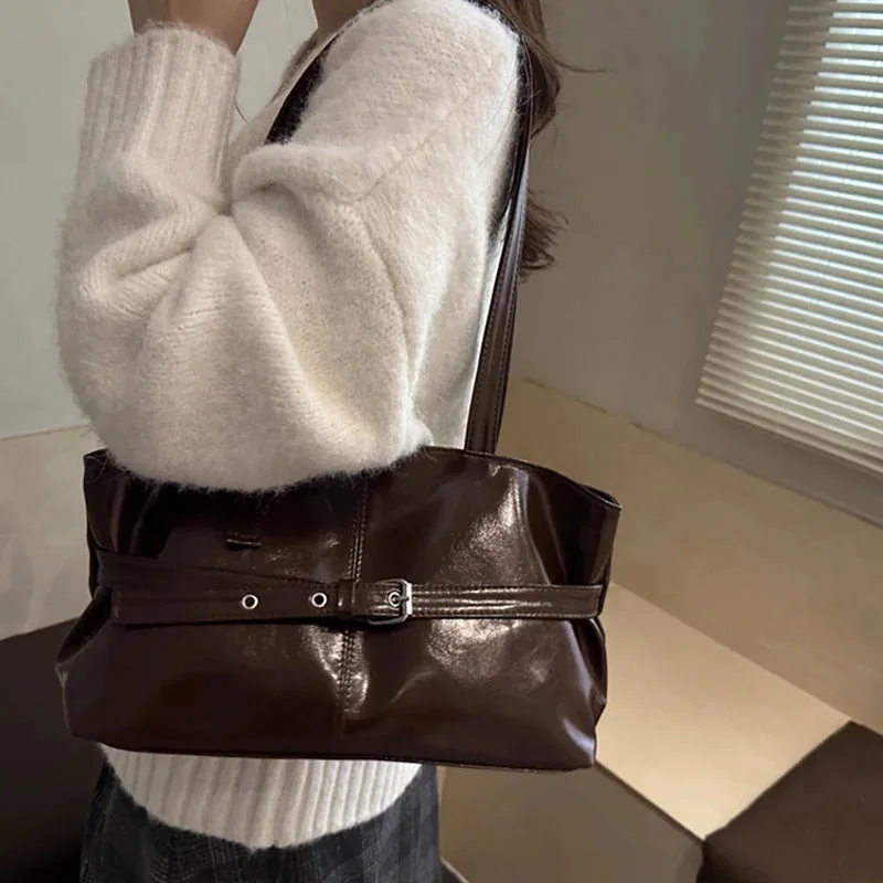 ベルトデザイン つや感ショルダーバッグ ブラウン