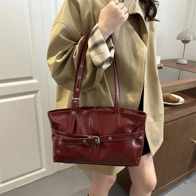 ベルトデザイン つや感ショルダーバッグ ワインレッド