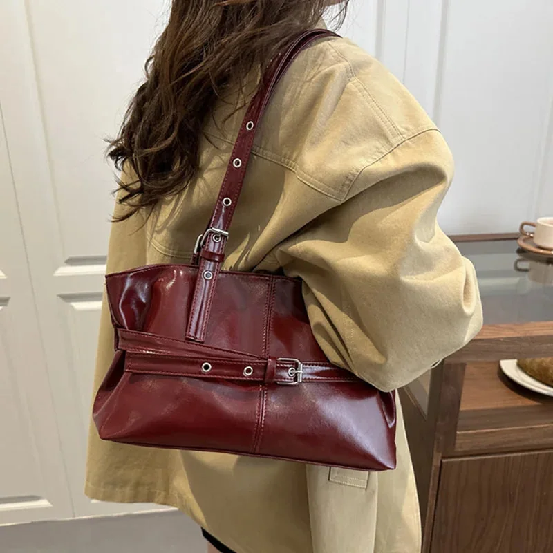 ベルトデザイン つや感ショルダーバッグ ワインレッド