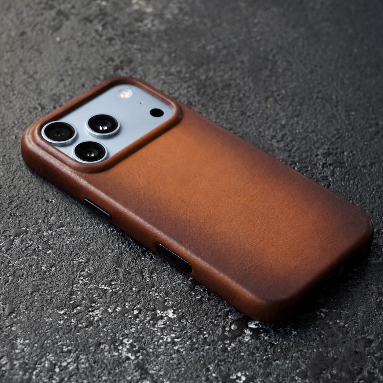 イタリアンレザー本革ケース キャメル iPhone 18 Pro装着イメージ