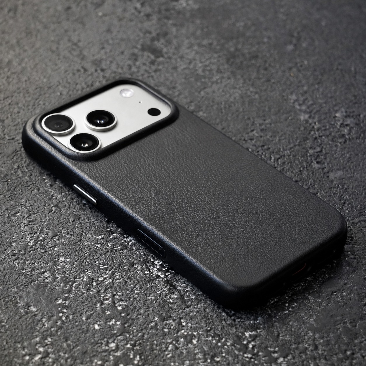 イタリアンレザー本革ケース ブラック iPhone 18 Pro装着イメージ