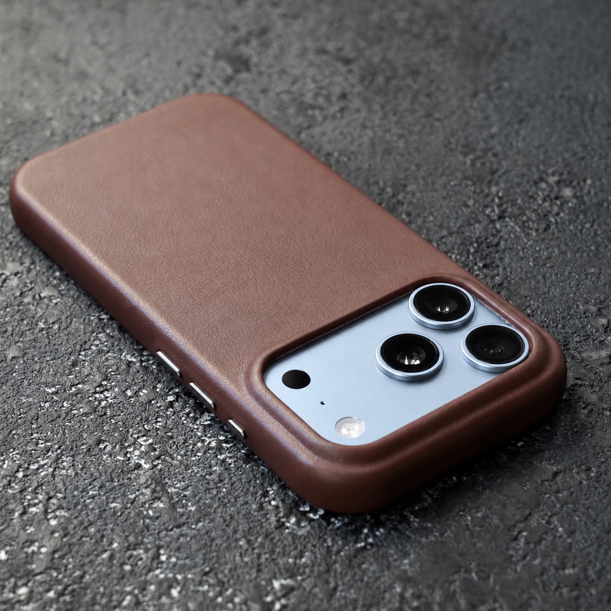 イタリアンレザー本革ケース ブラウン iPhone 18 Pro装着イメージ