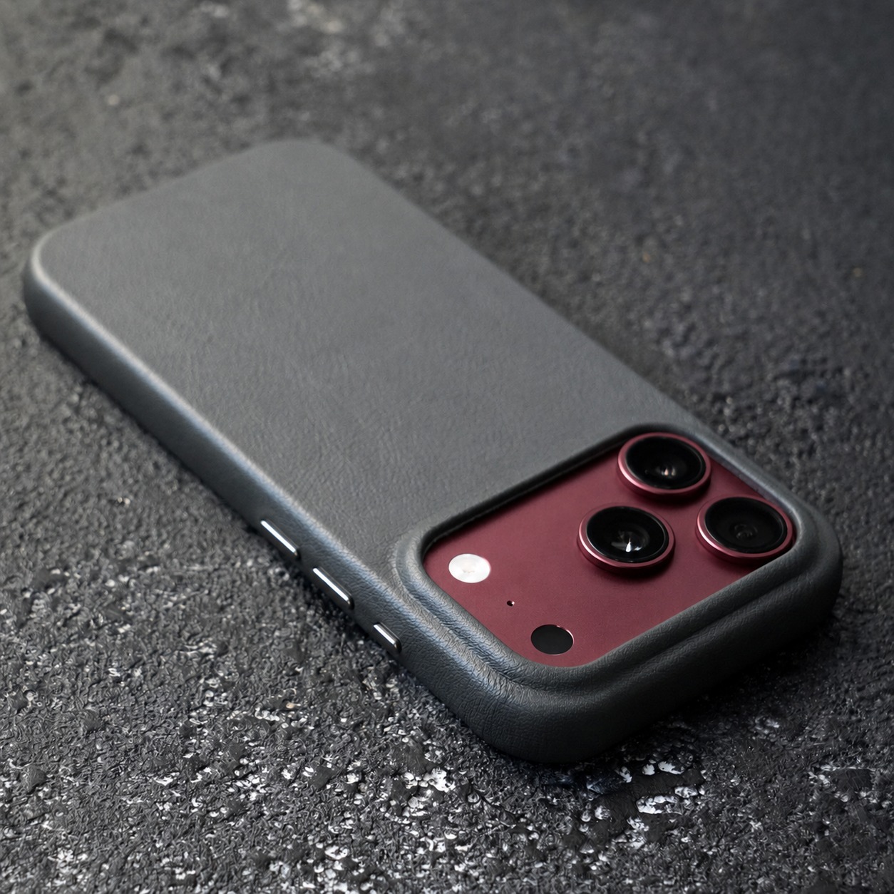 イタリアンレザー本革ケース グレー iPhone 18 Pro装着イメージ