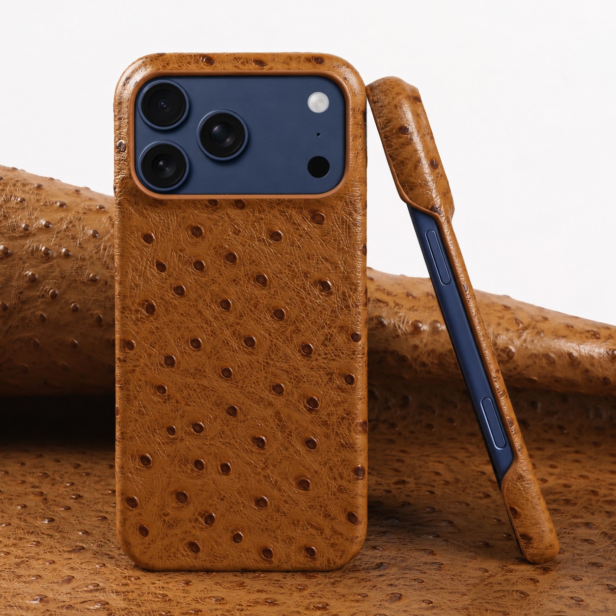 ダチョウ柄本革ケース キャメル iPhone 17 Pro装着イメージ