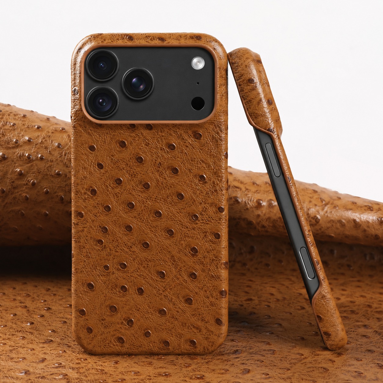 ダチョウ柄本革ケース キャメル iPhone 18 Pro装着イメージ