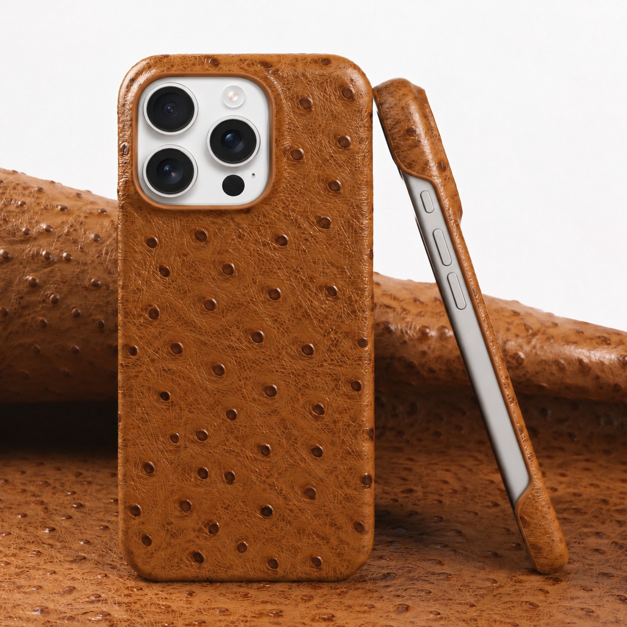 ダチョウ柄本革ケース キャメル iPhone 16 Pro装着イメージ