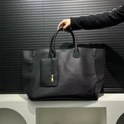 ニア ソフトジップトートの着用イメージ（画像3）