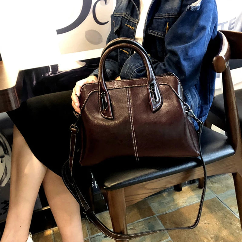 ヴェラ レザー トップハンドルバッグの着用イメージ（画像5）