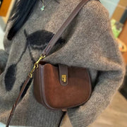 リヴィア レザーハーフムーンバッグの着用イメージ（画像3）
