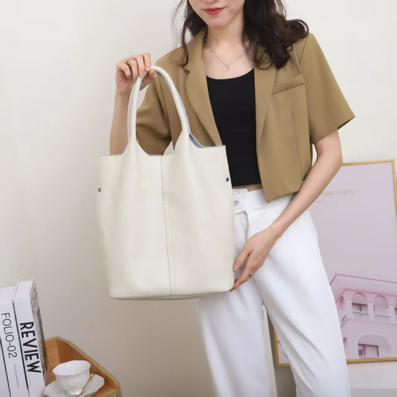 アデル ナチュラルエッジ レザートートの着用イメージ（画像6）