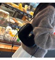 リヴィア レザーハーフムーンバッグの着用イメージ（画像8）