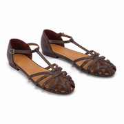 リオナ ウーブンTストラップサンダル｜白背景の商品写真